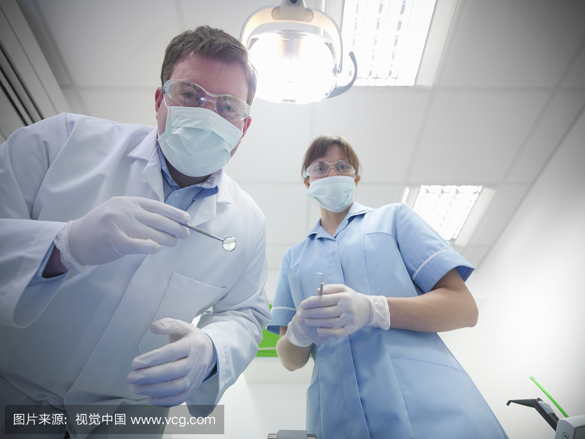 牙医和学徒在牙科手术中戴安全眼镜的观点