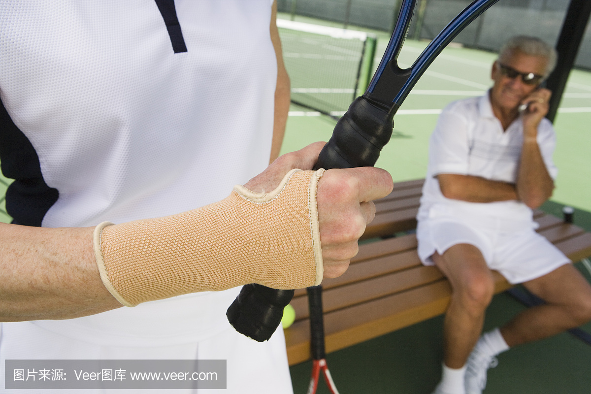 网球运动员佩戴腕带
