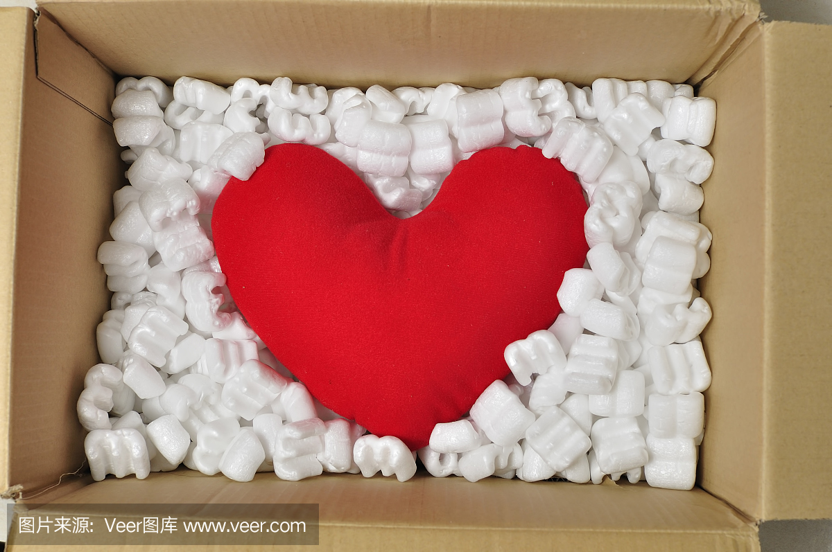 爱心形状与包装花生的盒子