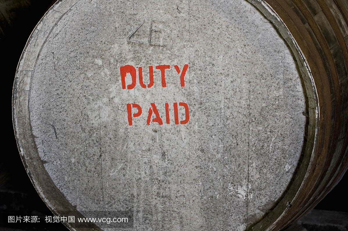 海关和消费税在苏格兰的伊莱岛苏丹酿酒厂桶上