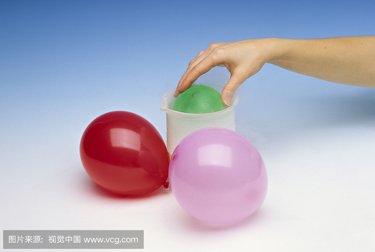 无罪法将气球放入液氮。当充气气球以77K放置