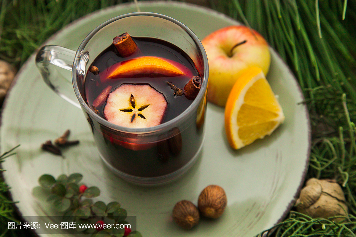 在一杯热成年葡萄酒与成分在板上做饭。