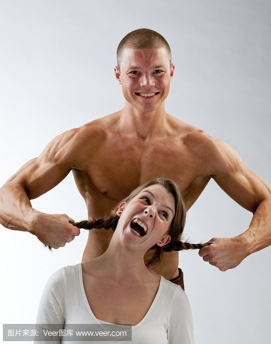 肌肉男人拉女人的马尾辫