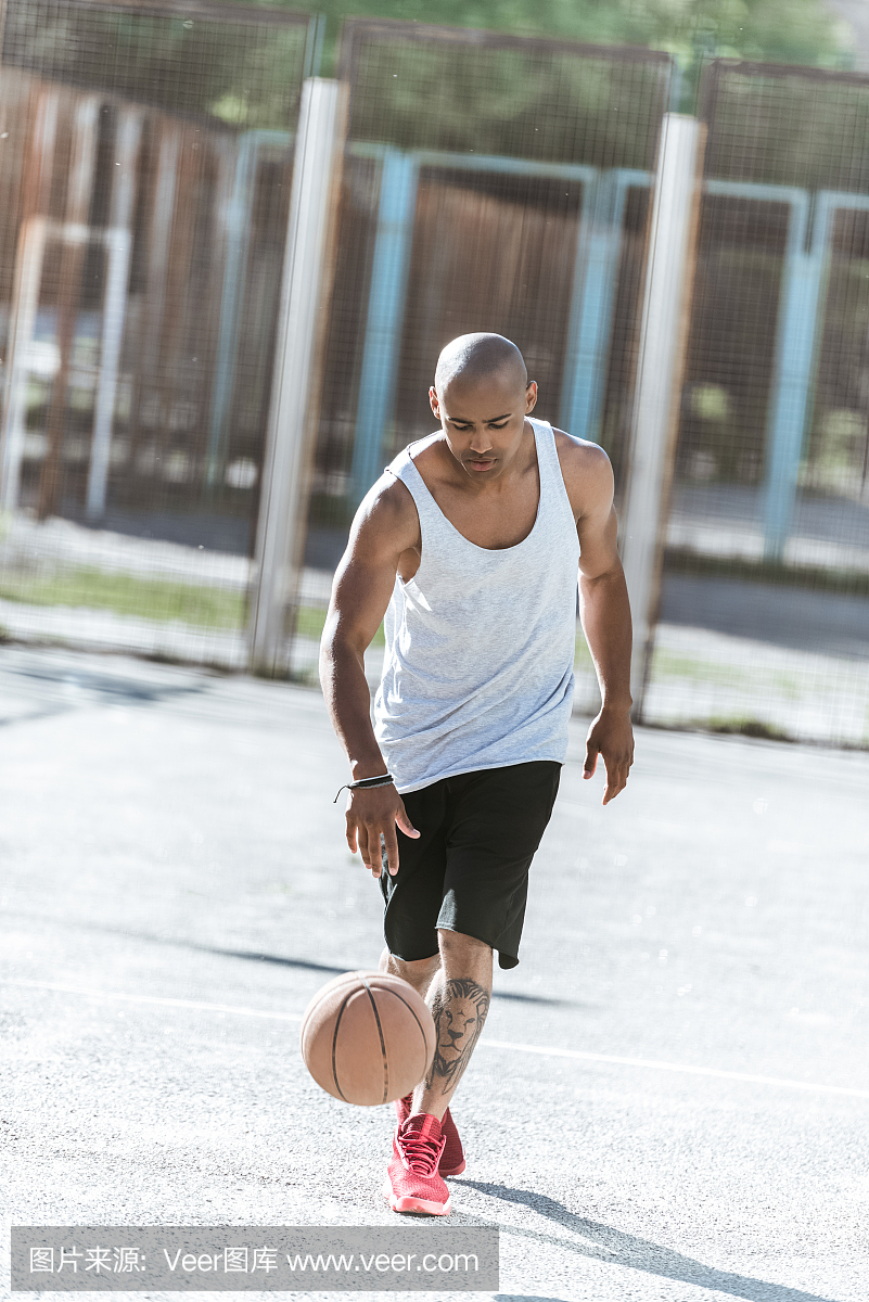 非洲裔美国篮球运动员单独上场训练