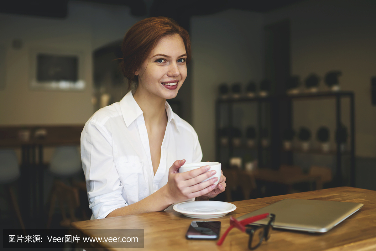 一天早上喝咖啡早餐时更新软件在现代便携式计