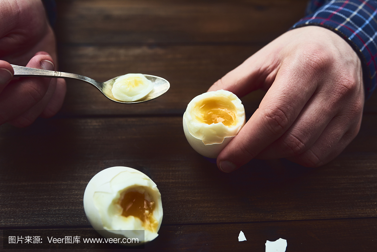 美味煮熟的鸡蛋在乡村背景