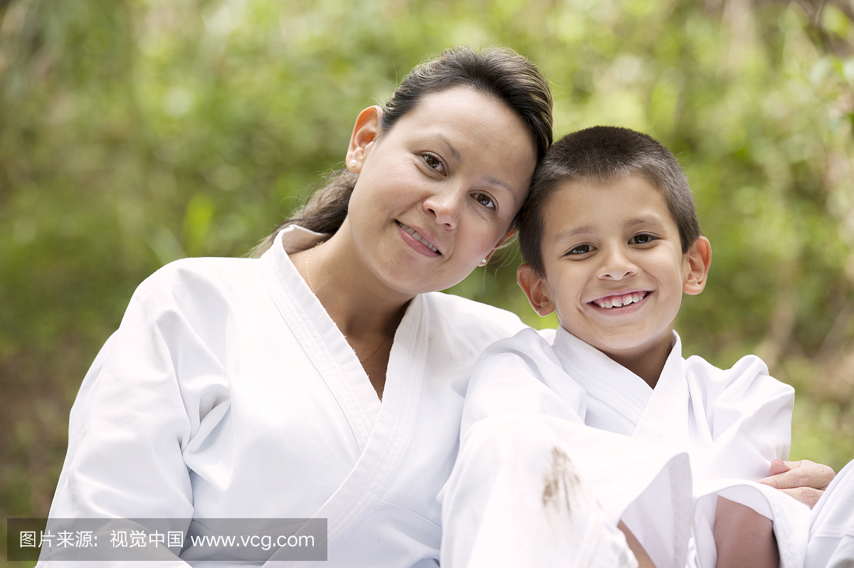 西班牙裔母亲和儿子穿着武术长袍