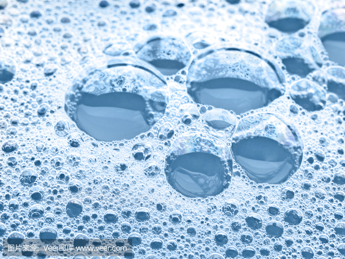 气泡和泡沫在水中的特写镜头