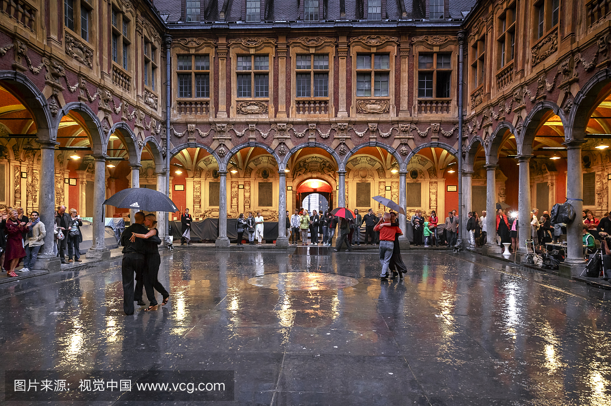 人们在La Vieille Bourse的雨中跳舞