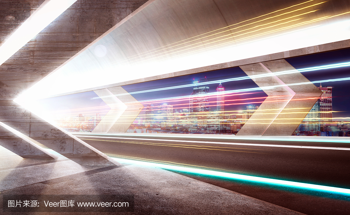 与光径和美丽的城市天际线背景在夜间空沥青路