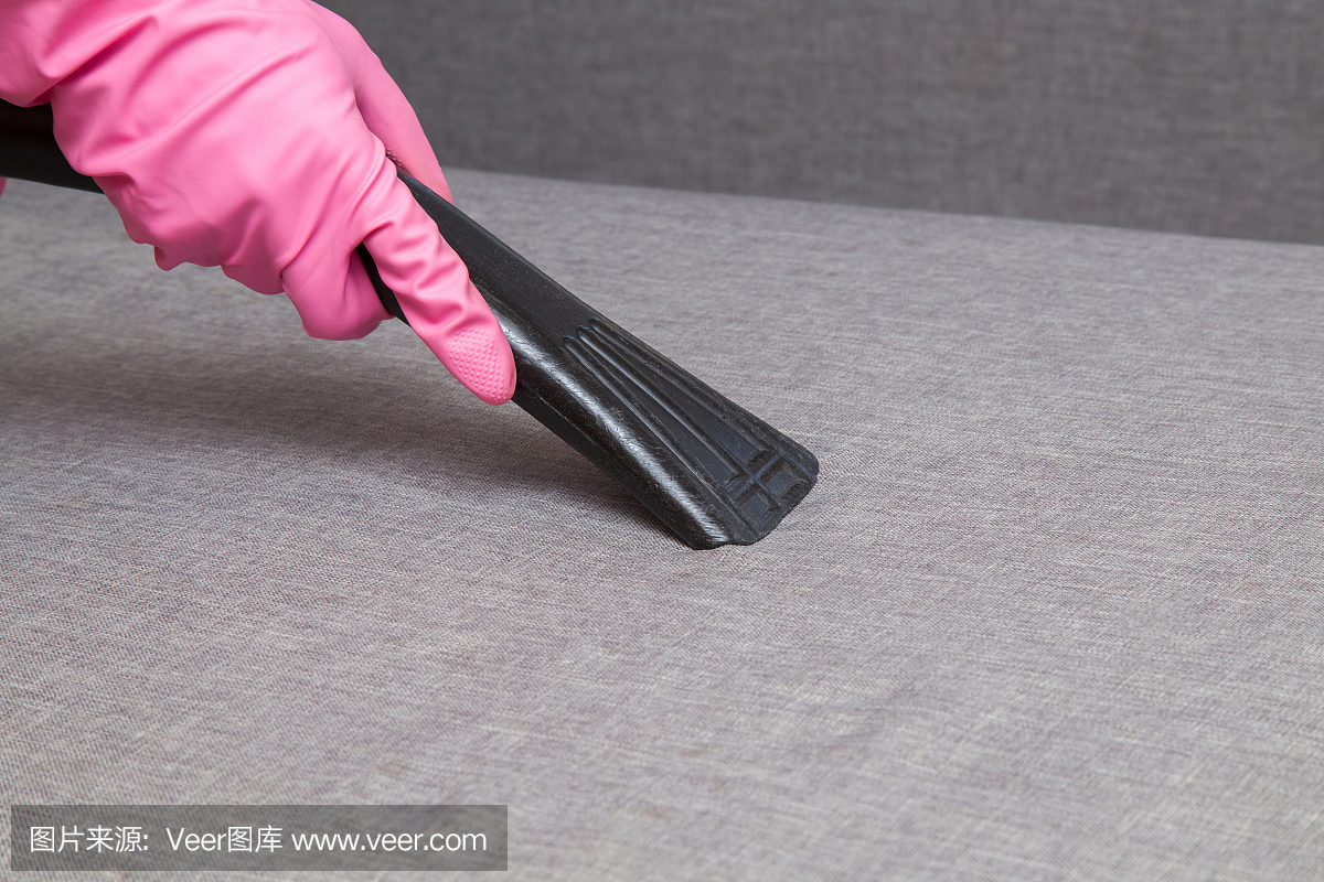 专业喷嘴免除沙发从灰尘。早春清洁。