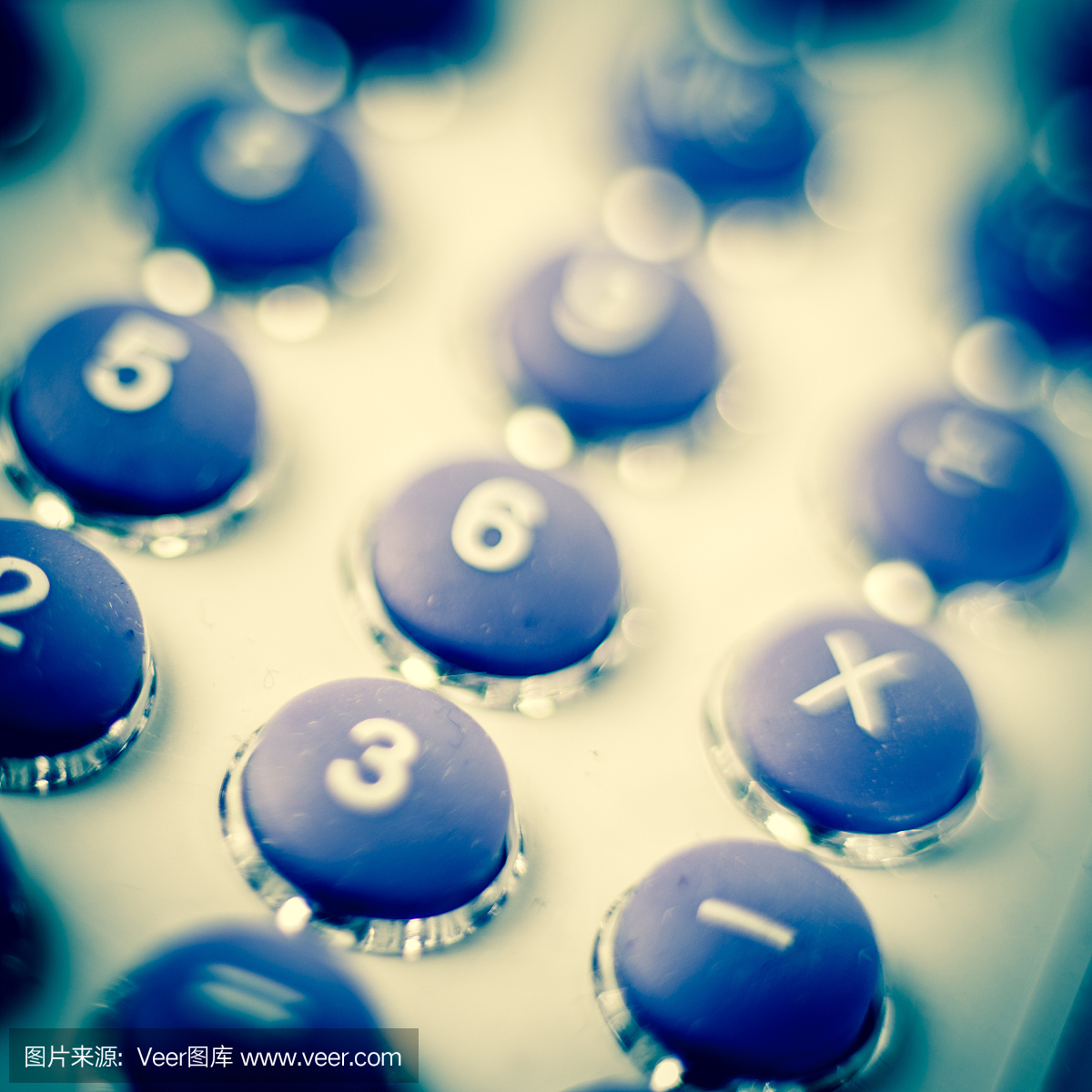 计算器按钮在紫色蓝色