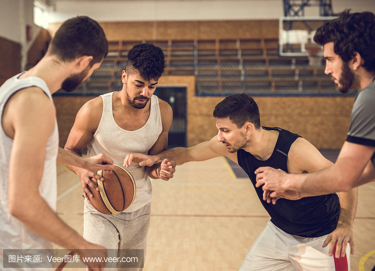 一群运动员在篮球比赛中的行动。
