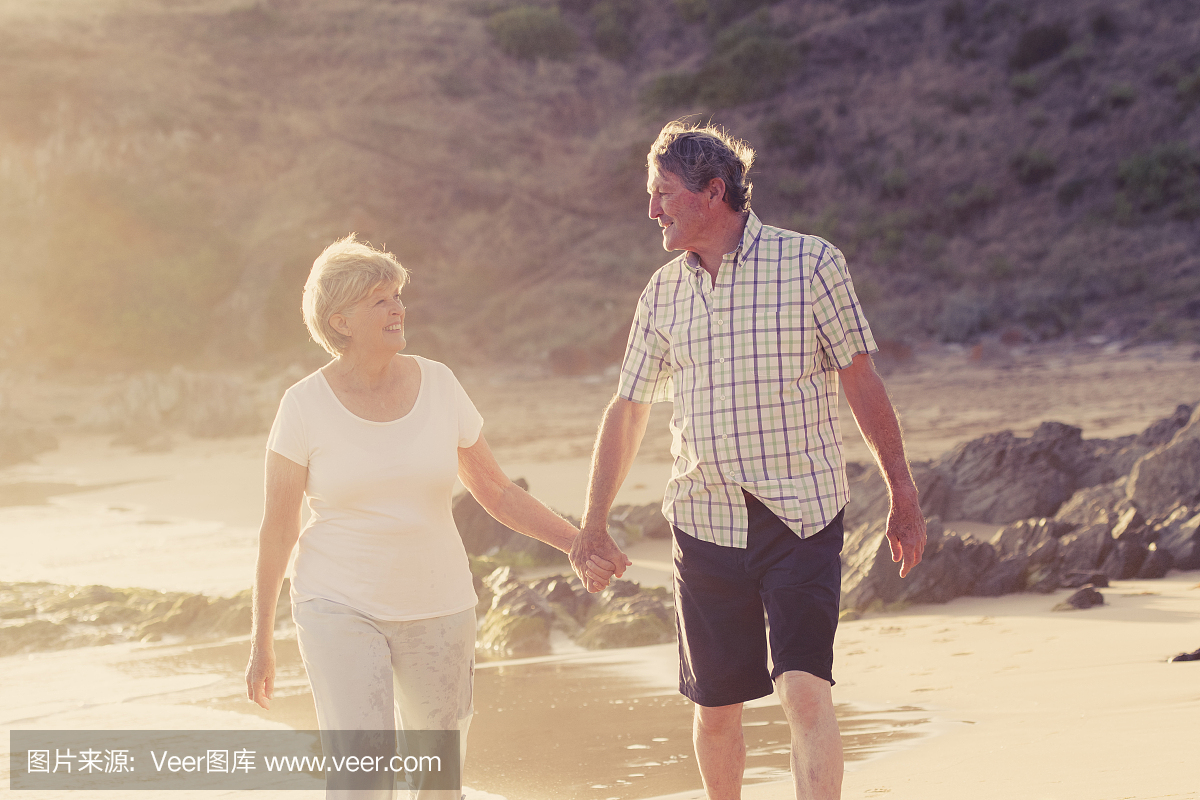 可爱的高级成熟夫妇在60年代或70年代退休走