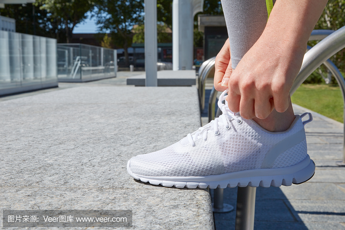跑步前女人绑鞋带,白鞋
