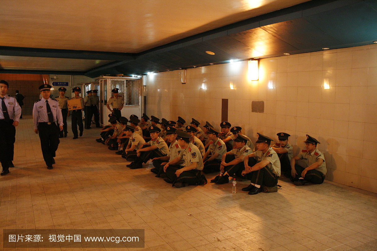 中国,上海。上海警方在外滩地铁下