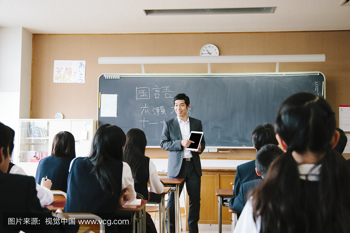 高中班和老师与平板电脑,日本