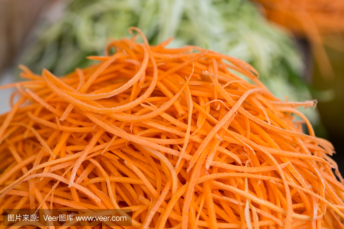 新鲜切丝的胡萝卜和黄瓜