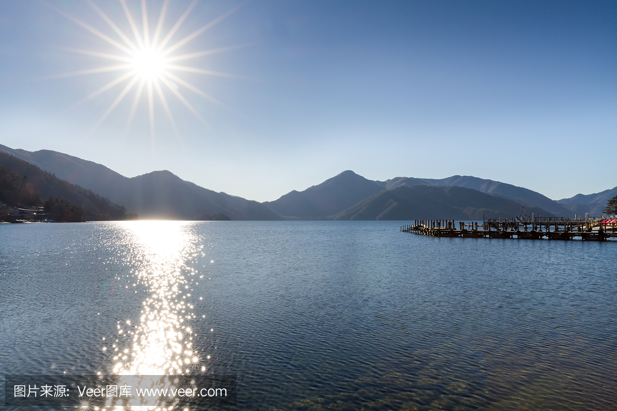 湖Chuzenji风景与太阳和晴朗的天空