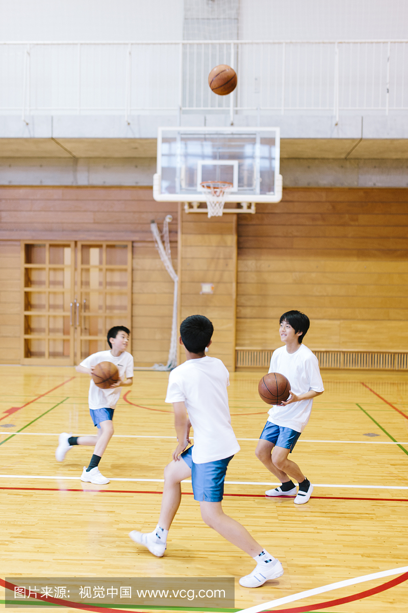 日本高中。学校体育馆孩子们打篮球