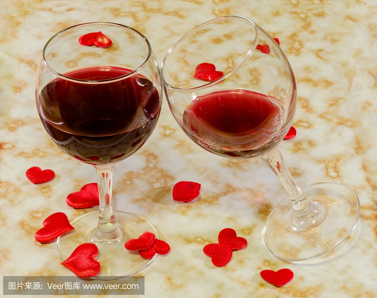 透明眼镜配红葡萄酒和纺织红色情人节心