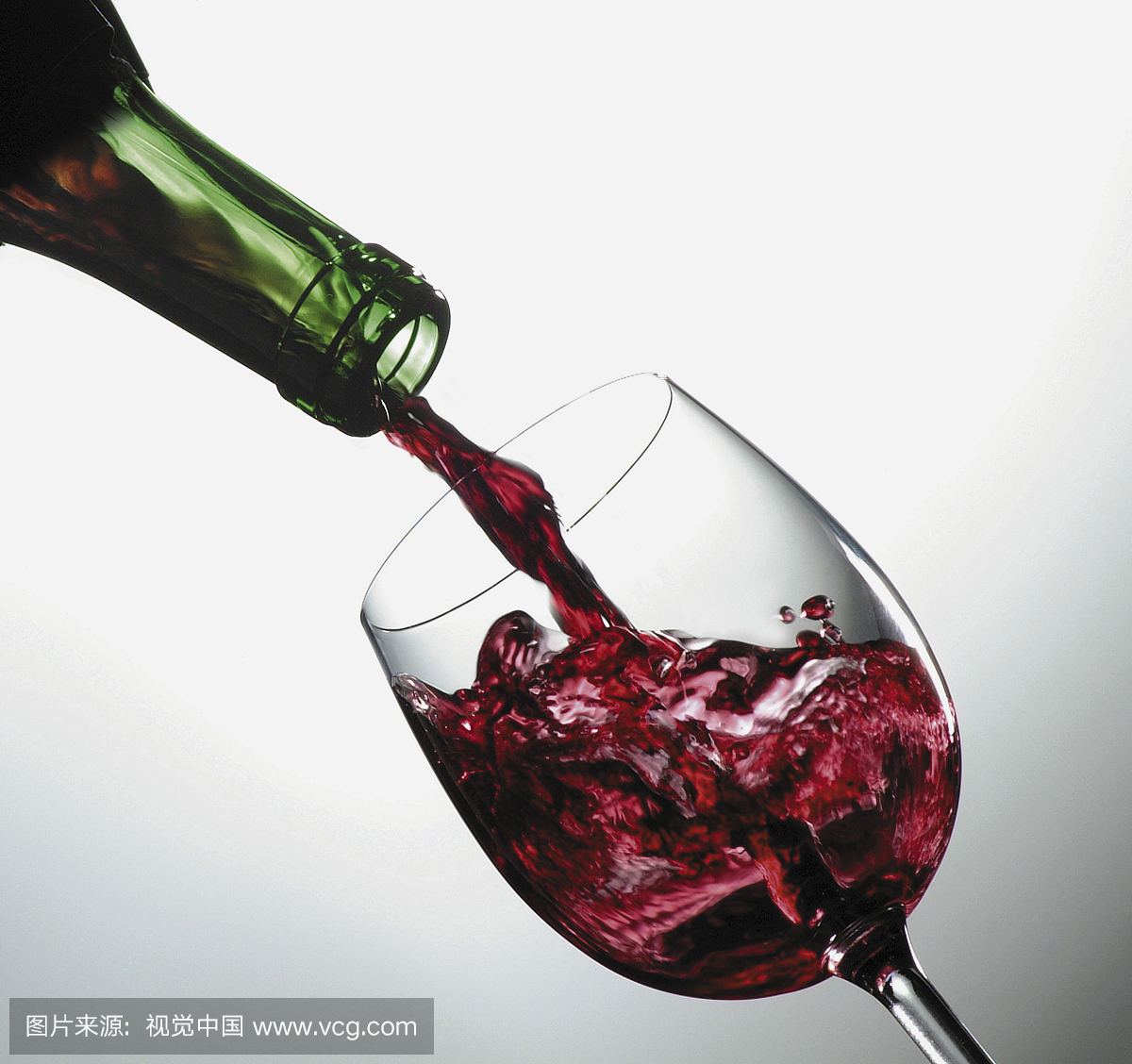 红酒的特写从瓶子倒入玻璃杯中