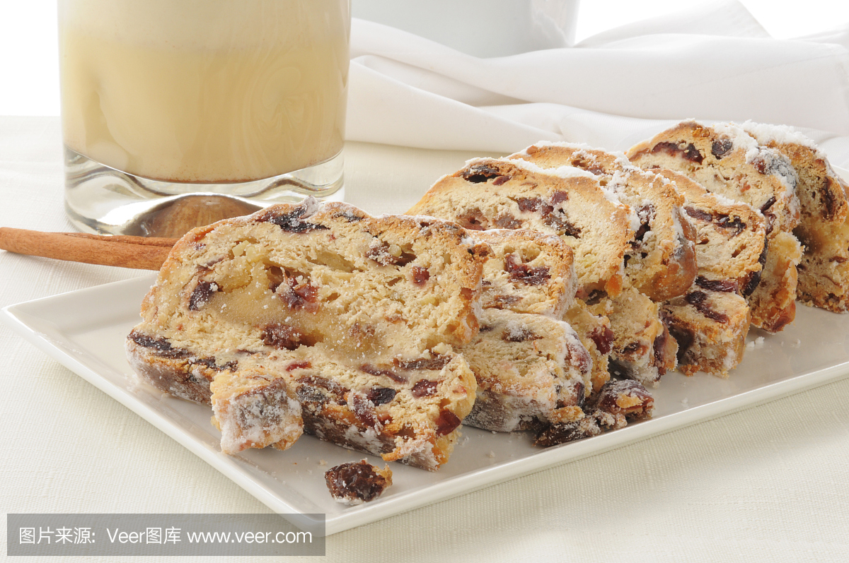 葡萄干杏仁与鸡蛋一起烤