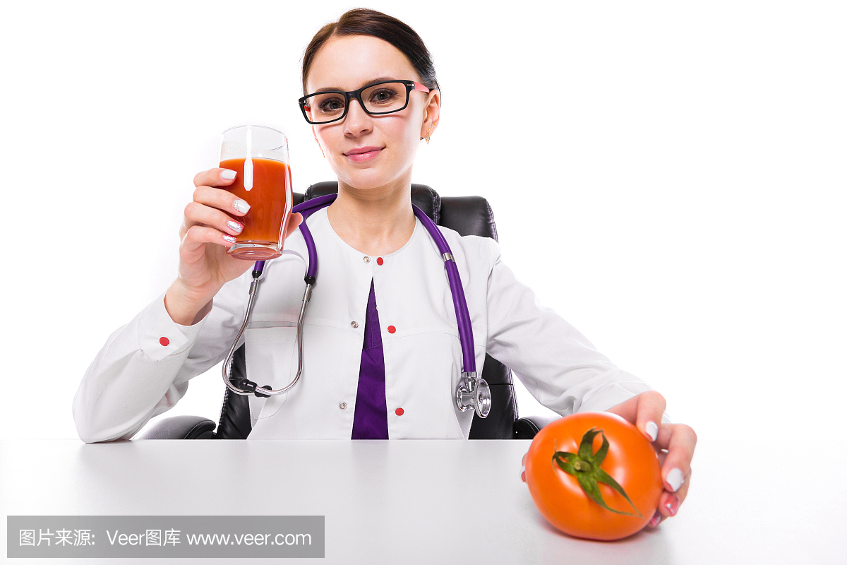 女营养师坐在她的工作地点显示和提供饮用杯番