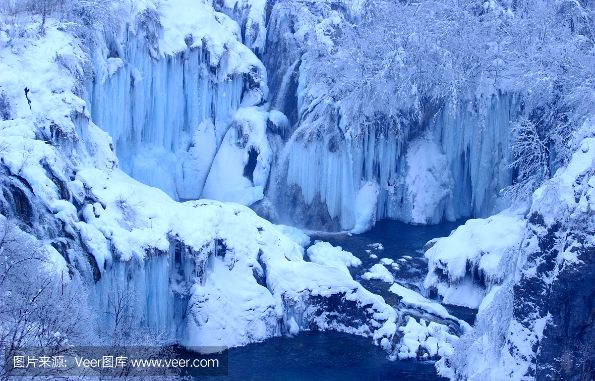 十六湖,克罗地亚国家公园,与冻结瀑布的冬季景