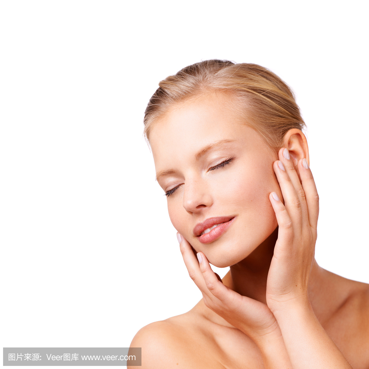 受到她丝滑光滑的皮肤的滋养