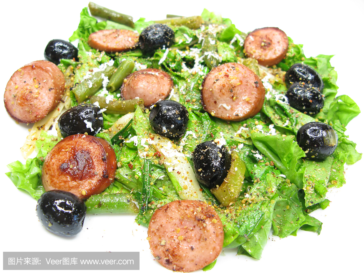 希腊热沙拉用香肠和橄榄