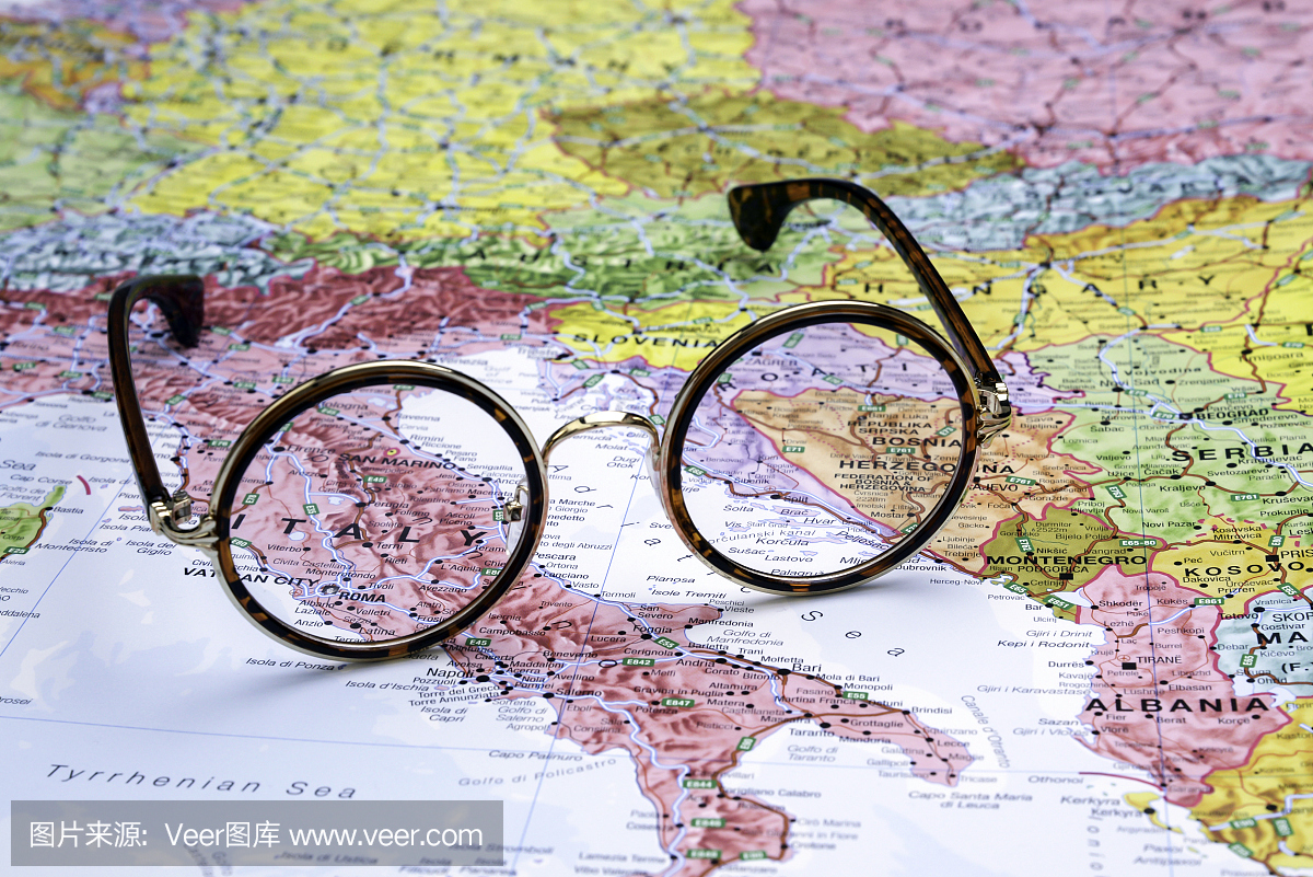 欧洲地图上的眼镜