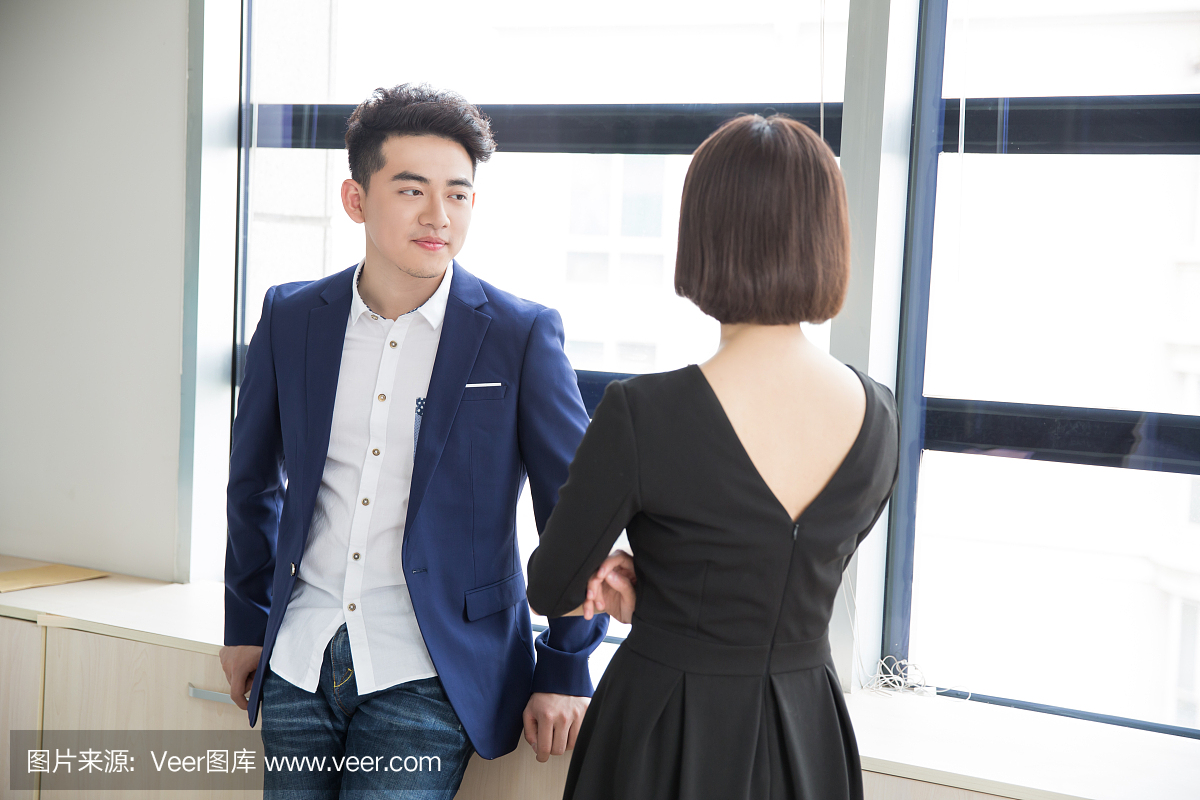 年轻的老板和助理在工作