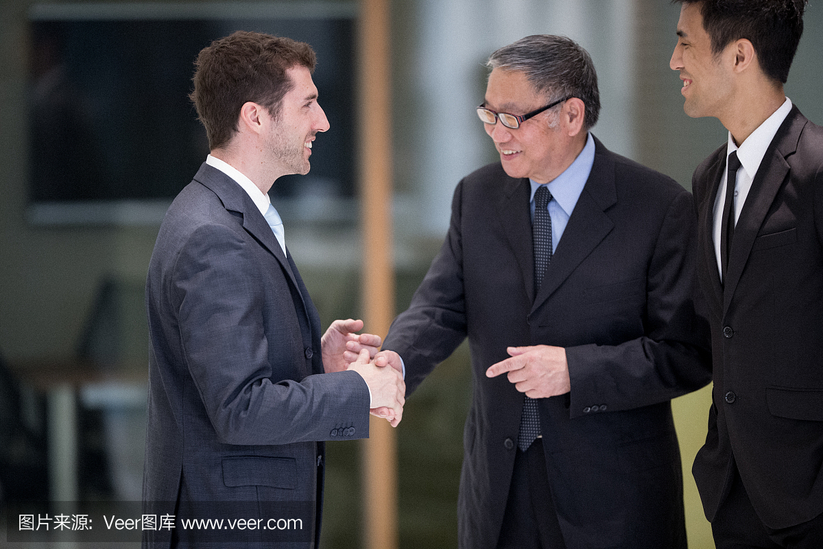 高加索商人与他的亚洲同事在香港达成协议