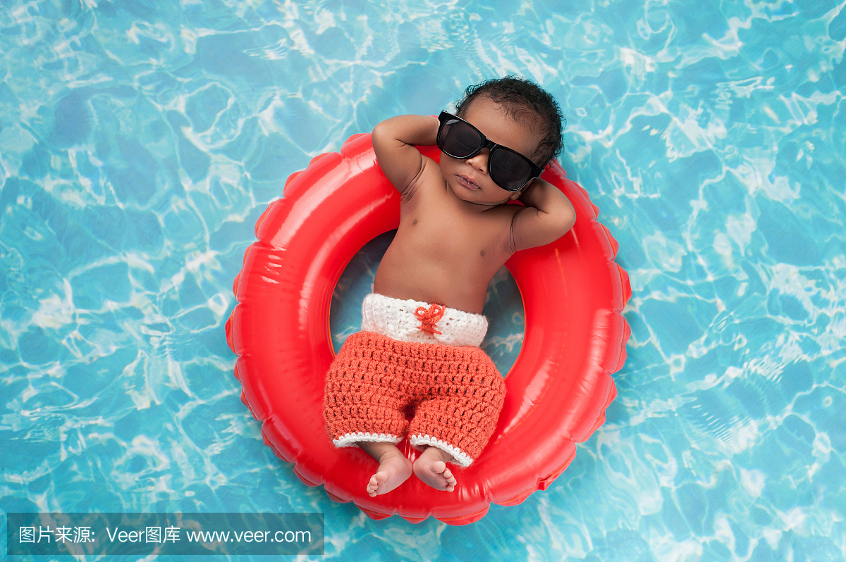 新生婴儿在游泳池上浮动