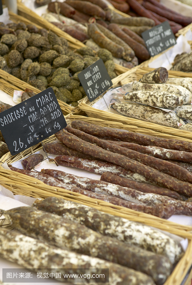 香肠在市场上销售,Carpentras,普罗旺斯,法国