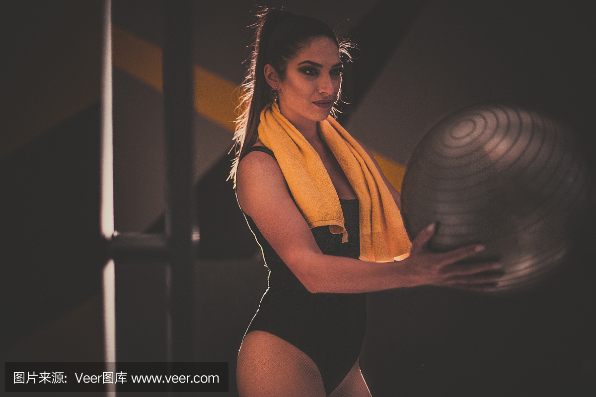 晚上在健身房锻炼的年轻舞蹈家