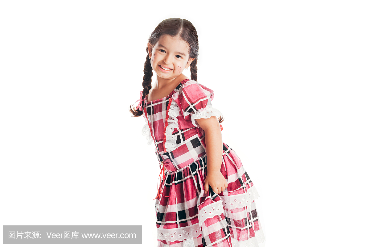 穿传统衣服的6月节日的小女孩被隔绝在白色背