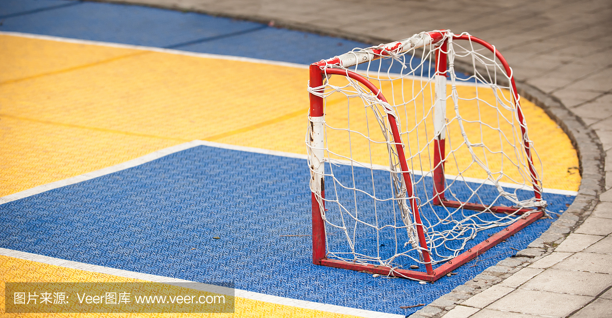 小足球场与足球目标在儿童游乐场院子里