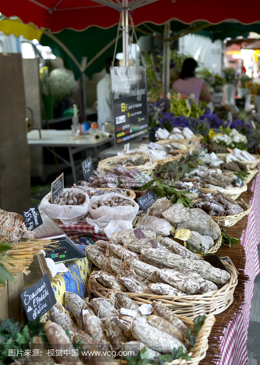 香肠在市场上销售,Carpentras,普罗旺斯,法国