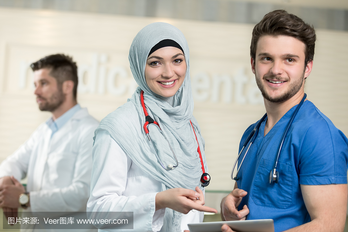 沙特阿拉伯医生与平板电脑工作。