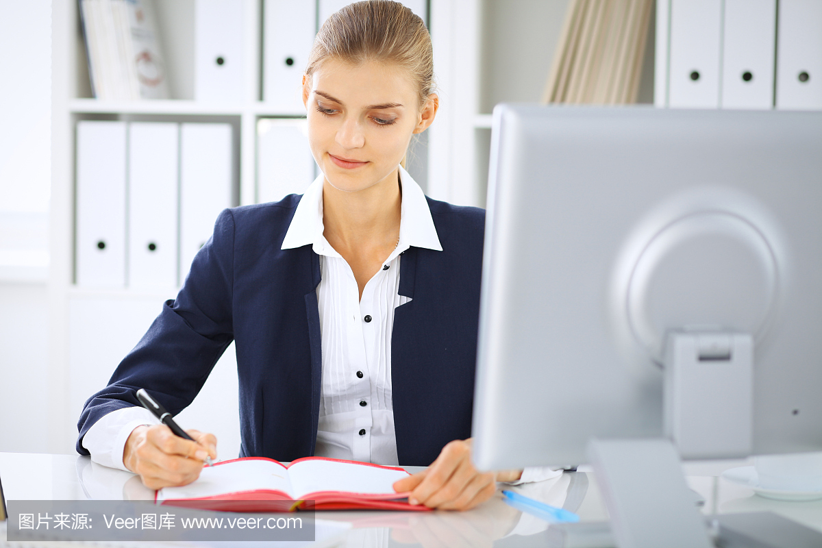 现代商业女性或自信的女会计师在办公室。在考