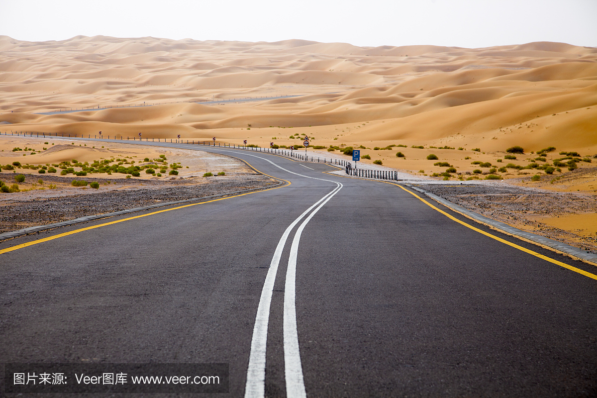 绕路和沙丘在阿拉伯联合酋长国的利瓦