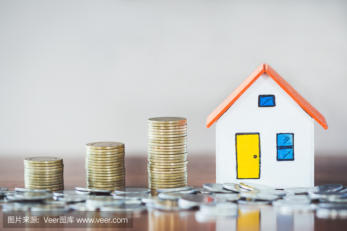 钱币和房子模型,抵押贷款和房地产投资。