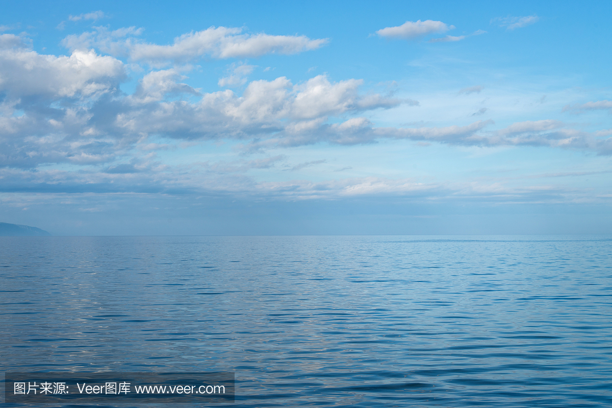 在平静的天气里清除贝加尔湖的结晶水。蓝蓝的