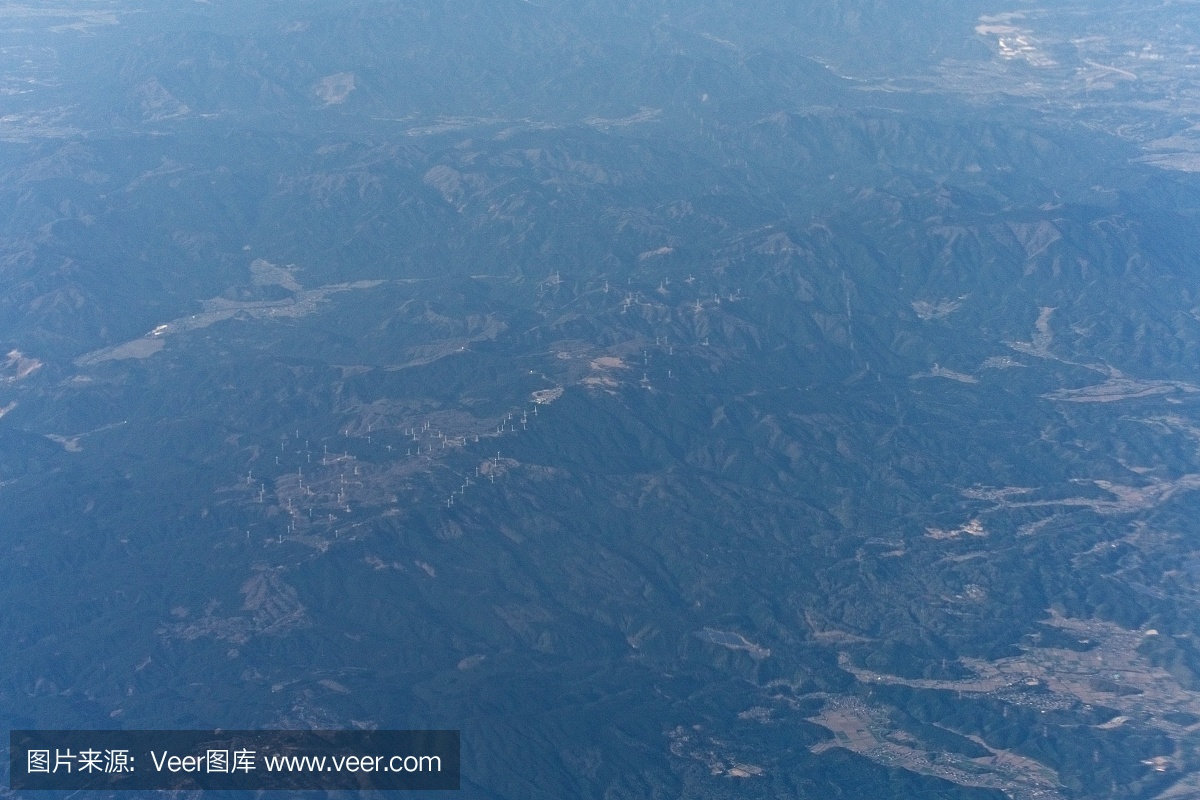 山上的许多风力发电站。在三重县的铃鹿在日本