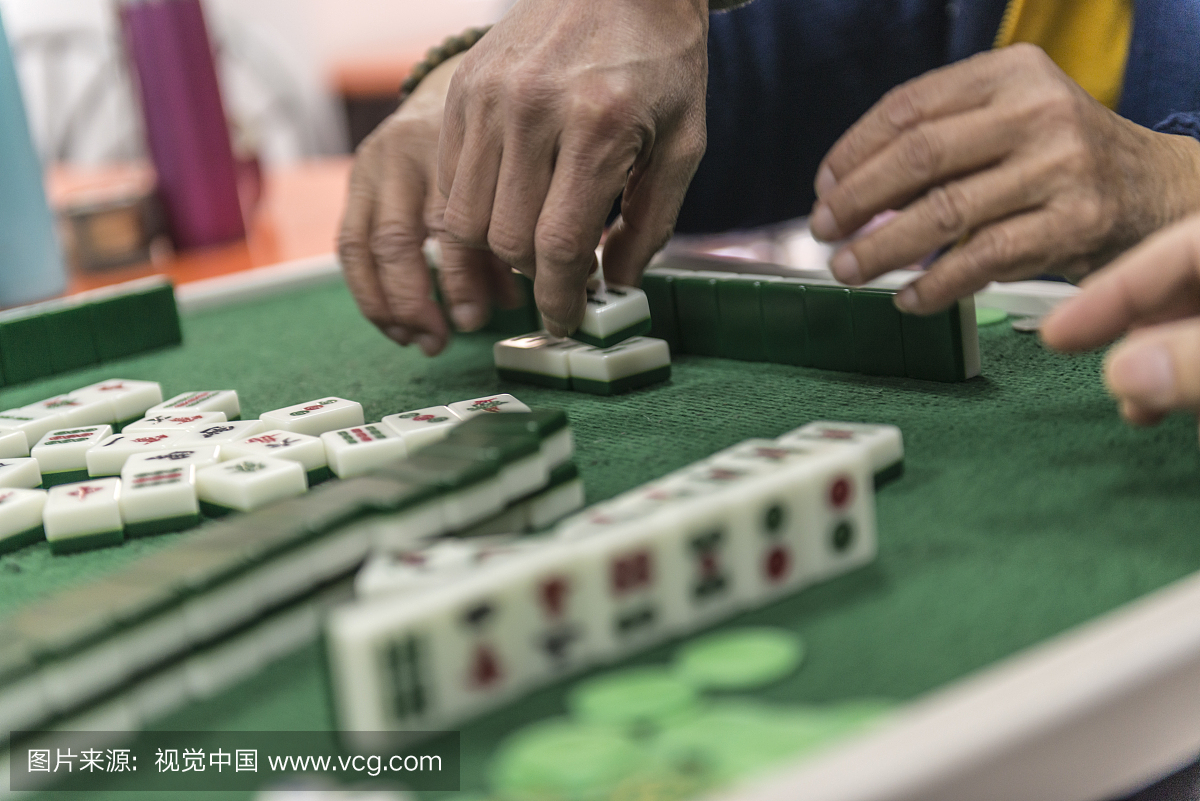 中国人在玩中国麻将牌