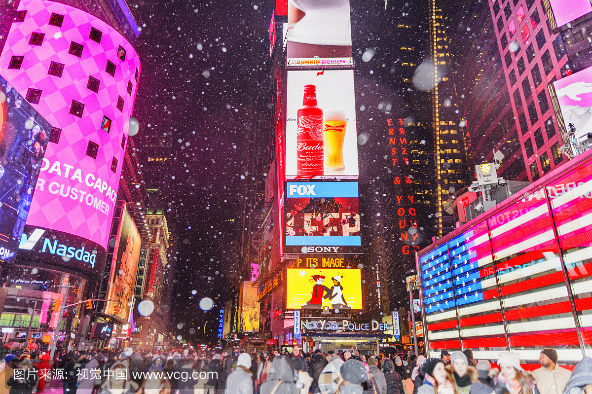 时代广场在下雪的夜晚