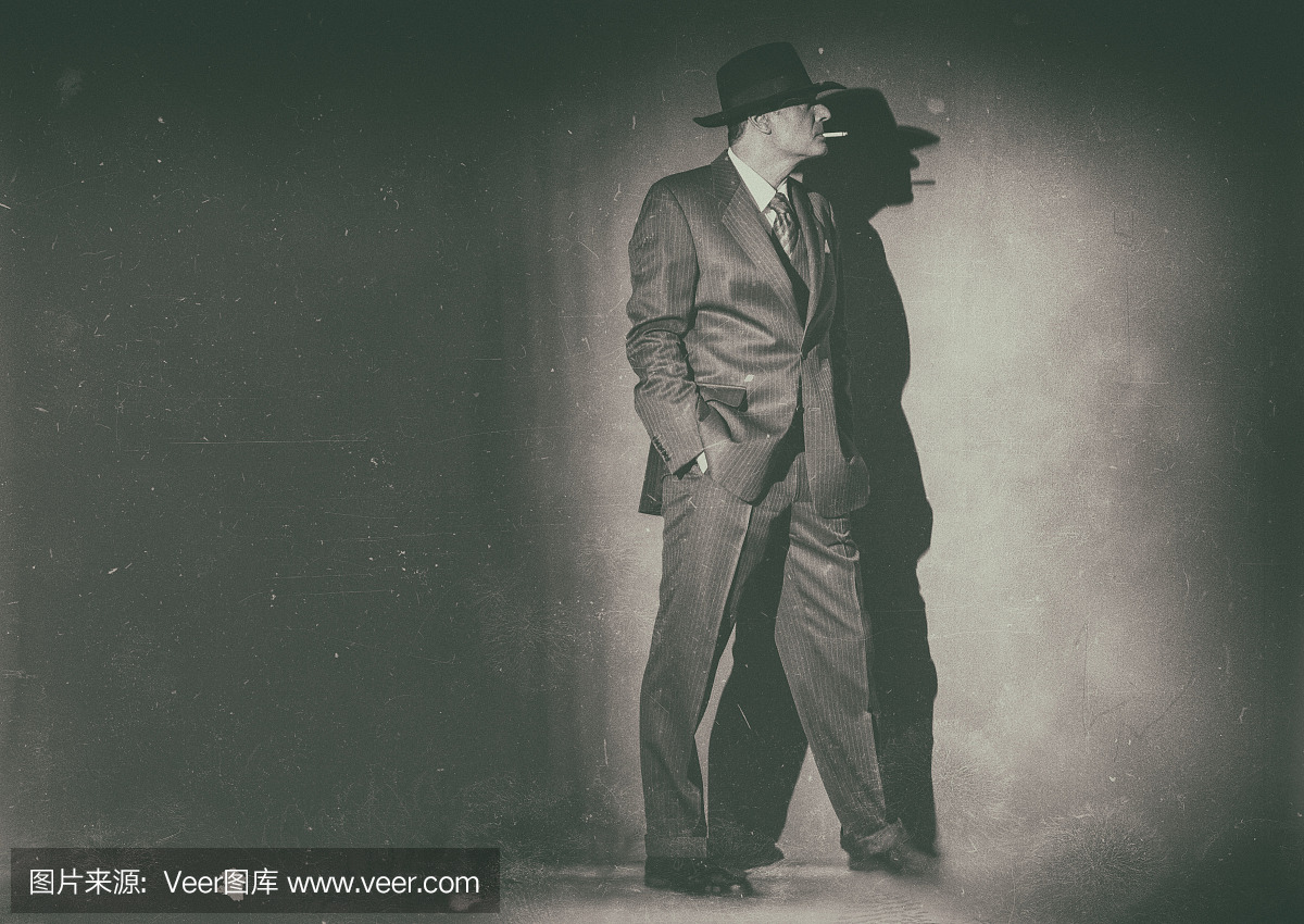 电影黑人的仿古黑白照片戴着西装和帽子。吸烟