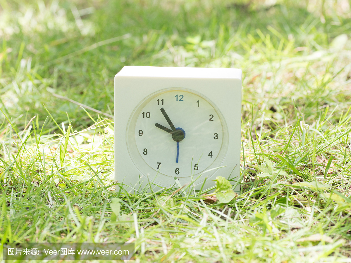 白色简单的时钟在草坪场,9:55九点五十五分